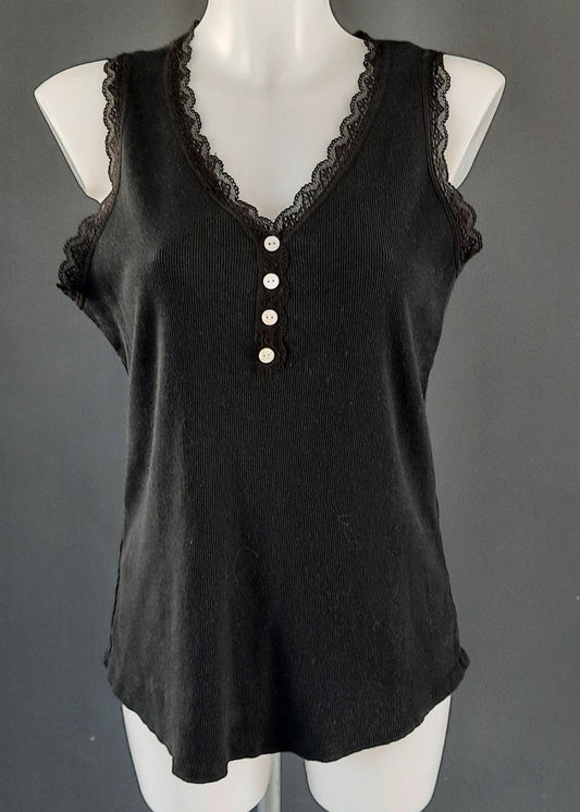 Débardeur noir en maille côtelée douce, finition dentelle ton sur ton au col et aux manches, boutons nacrés décoratifs à l’avant, coupe légèrement ajustée, 95 % coton 5 % élasthanne, taille unique 38-46, longueur 63 cm, style romantique bohème chic, fabriqué en Italie