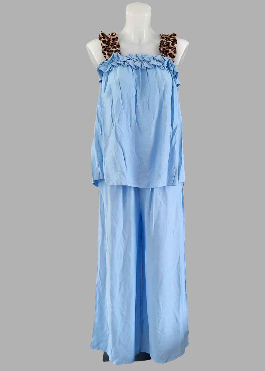 Ensemble femme bleu avec top à bretelles léopard et pantalon fluide à poches, idéal pour un look estival chic et confortable – Timalya.