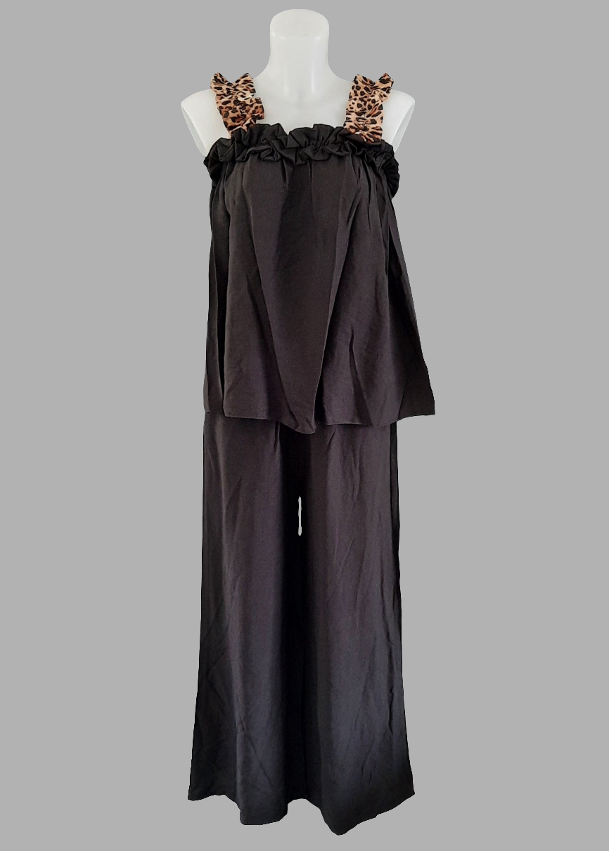 Ensemble noir femme avec top à bretelles léopard et pantalon fluide, look chic et confortable à shopper chez Timalya.