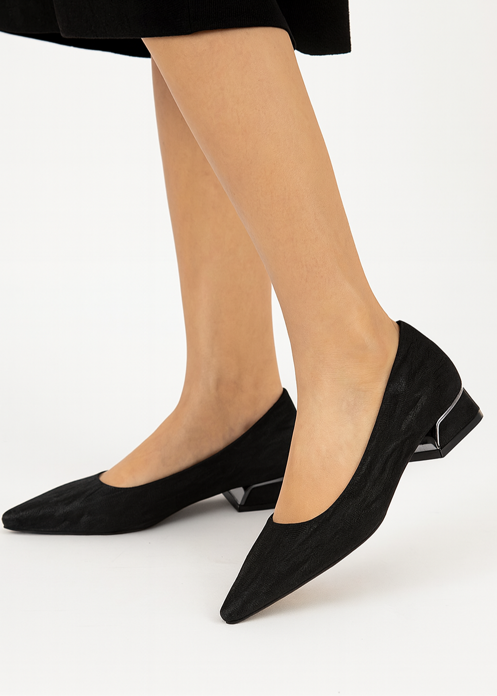 Escarpins noirs légèrement pailletés femme avec petit talon carré argenté, bout pointu et matière textile élégante à motif discret, style sobre et chic – Timalya.