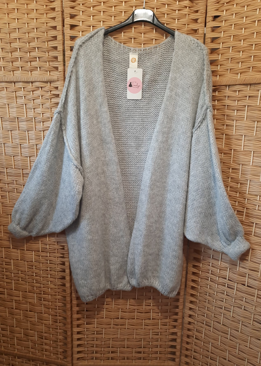 Gilet grande taille gris 44 à 54 pour femme, en maille oversize avec manches bouffantes. Chaud, doux et confortable.