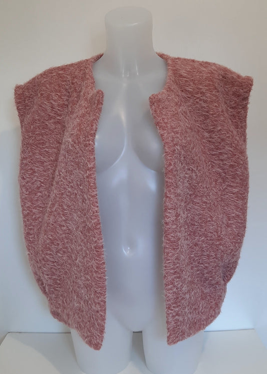 Gilet sans manches en maille duveteuse rose poudré, coupe ample et ouverte sans fermeture, 2 poches. Parfait pour une superposition cosy et stylée en mi-saison.