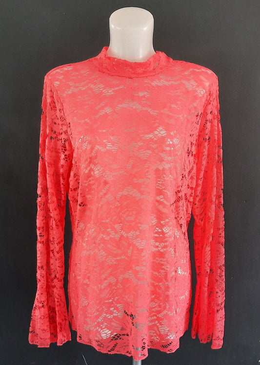 Haut femme en dentelle corail avec transparence élégante, manches longues et coupe droite, parfait pour une tenue féminine et lumineuse