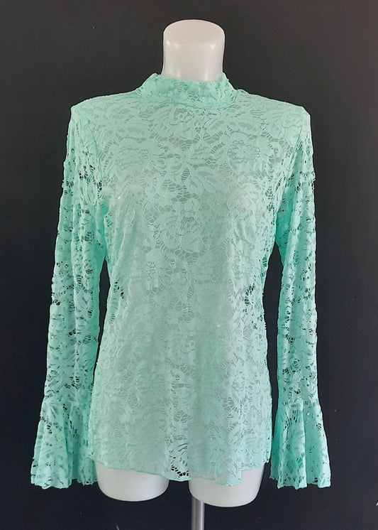 Haut femme en dentelle vert d’eau avec manches longues évasées et transparence raffinée, parfait pour un look frais et féminin