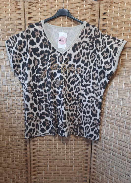 Haut grande taille 44 à 50 pour femme, imprimé léopard beige, inscription "J’adore" dorée avec petit cœur. Col V et coupe fluide.