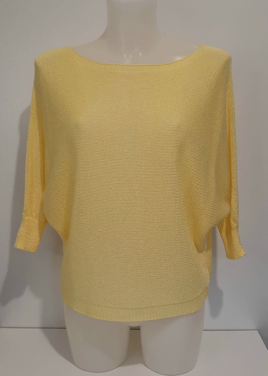 Haut en maille fine jaune pastel pour femme, manches 3/4 chauve-souris et encolure bateau. Coupe fluide et légère, parfaite pour le printemps ou l’été.