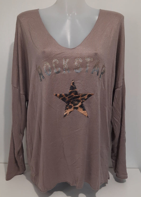 Haut taupe à manches longues pour femme, col V, inscription pailletée 'ROCK STAR' et étoile imprimée léopard. Un look audacieux et tendance.