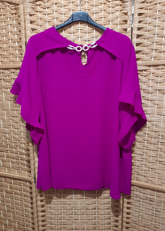 Haut fluide violine grande taille 44 à 50 pour femme, manches volantées, col avec ouverture et chaîne décorative blanche. Style chic et élégant.