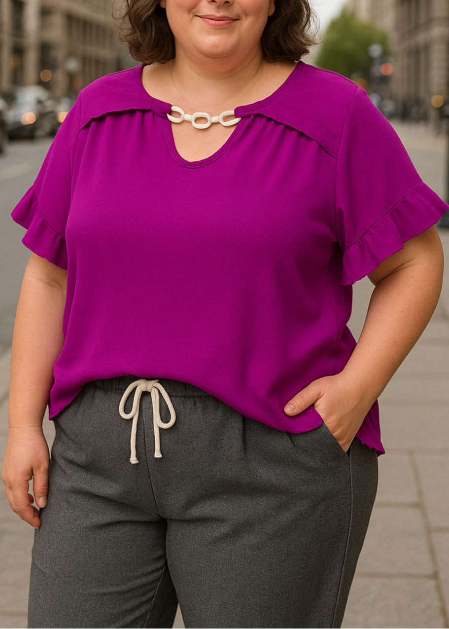 Haut fluide violine grande taille 44 à 50 pour femme, manches volantées, col avec ouverture et chaîne décorative blanche. Style chic et élégant.