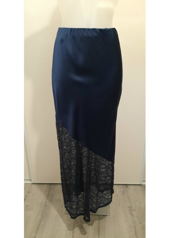Jupe longue bleu marine en satin avec empiècement asymétrique en dentelle transparente à la base. Coupe droite et élégante, idéale pour une tenue de soirée ou une occasion spéciale.