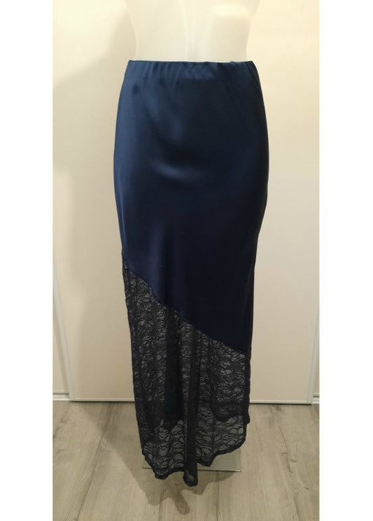 Jupe longue bleu marine en satin avec empiècement asymétrique en dentelle transparente à la base. Coupe droite et élégante, idéale pour une tenue de soirée ou une occasion spéciale.