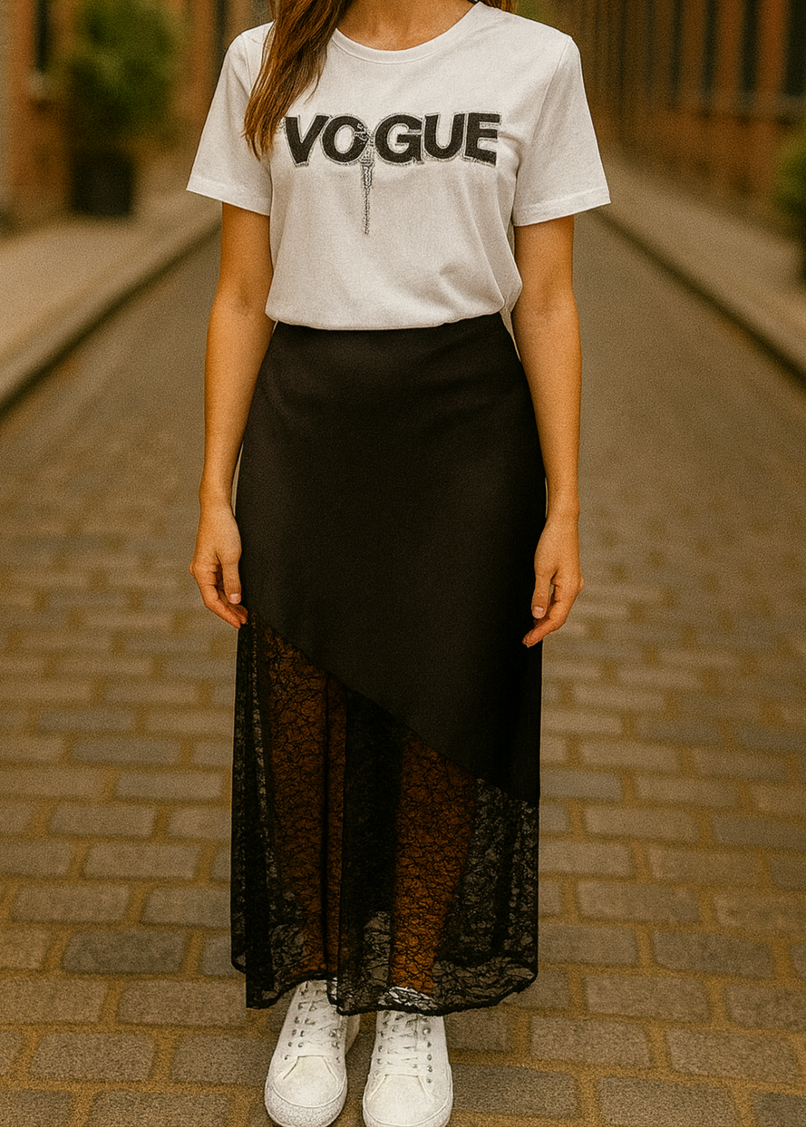 Jupe longue noire en satin avec empiècement asymétrique en dentelle transparente à la base. Coupe droite et élégante, idéale pour une tenue de soirée ou une occasion spéciale.