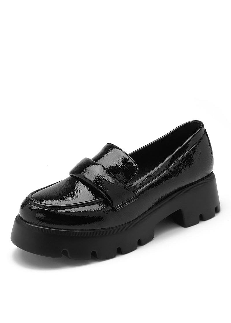 Mocassins femme noirs vernis à semelle crantée épaisse, style moderne et citadin, effet brillant avec bande décorative sur le dessus – Timalya.