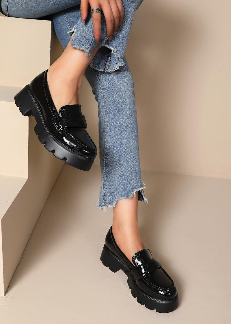 Mocassins femme noirs vernis à semelle crantée épaisse, style moderne et citadin, effet brillant avec bande décorative sur le dessus – Timalya.