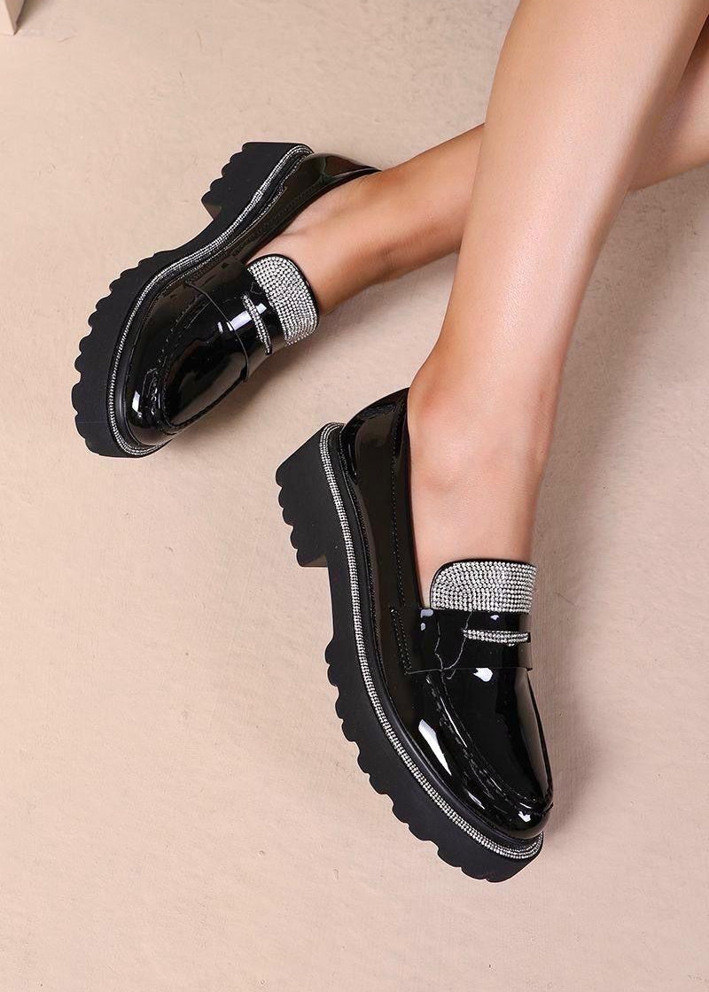 Mocassins femme noirs vernis à semelle crantée, décorés de strass brillants sur le dessus et autour de la semelle, style glamour et moderne – Timalya.