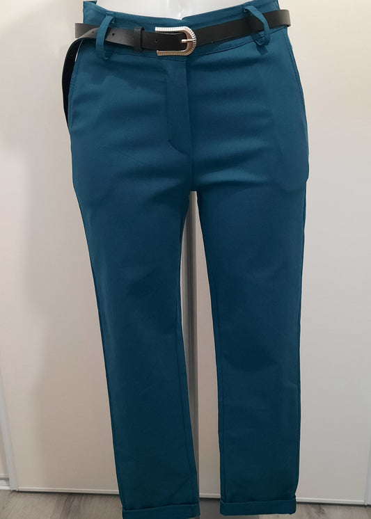 Pantalon bleu canard droit pour femme, ceinture noire à boucle argentée, coupe élégante avec revers en bas de jambe. Parfait pour un look chic et moderne, idéal au bureau ou en soirée.