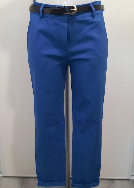 Pantalon bleu roy droit pour femme, ceinture noire à boucle argentée, coupe élégante avec revers en bas de jambe. Parfait pour un look chic et moderne, idéal au bureau ou en soirée.