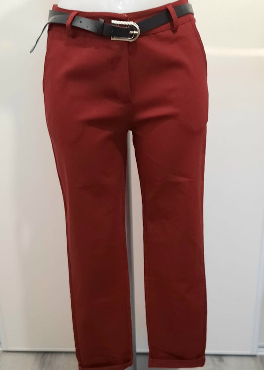 Pantalon bordeaux droit pour femme, ceinture noire à boucle argentée, coupe élégante avec revers en bas de jambe. Parfait pour un look chic et moderne, idéal au bureau ou en soirée.