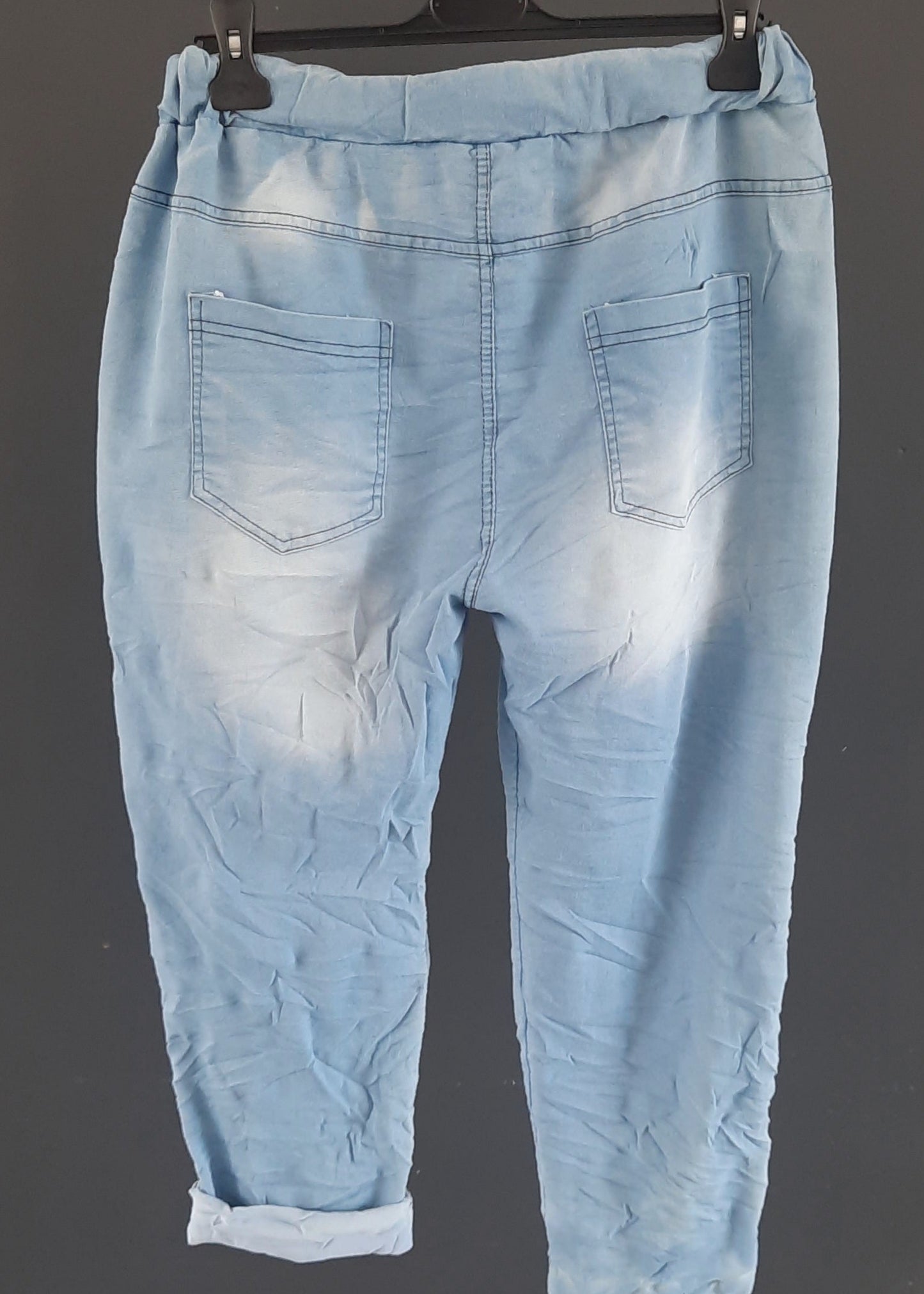 Pantalon jogging bleu clair pour femme, coupe décontractée avec taille élastique et lien de serrage, décoré de patchs brodés, clous et sequins argentés. Style streetwear tendance et confortable.