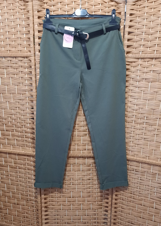 Pantalon kaki droit pour femme, ceinture noire à boucle argentée, coupe élégante avec revers en bas de jambe. Parfait pour un look chic et moderne, idéal au bureau ou en soirée.