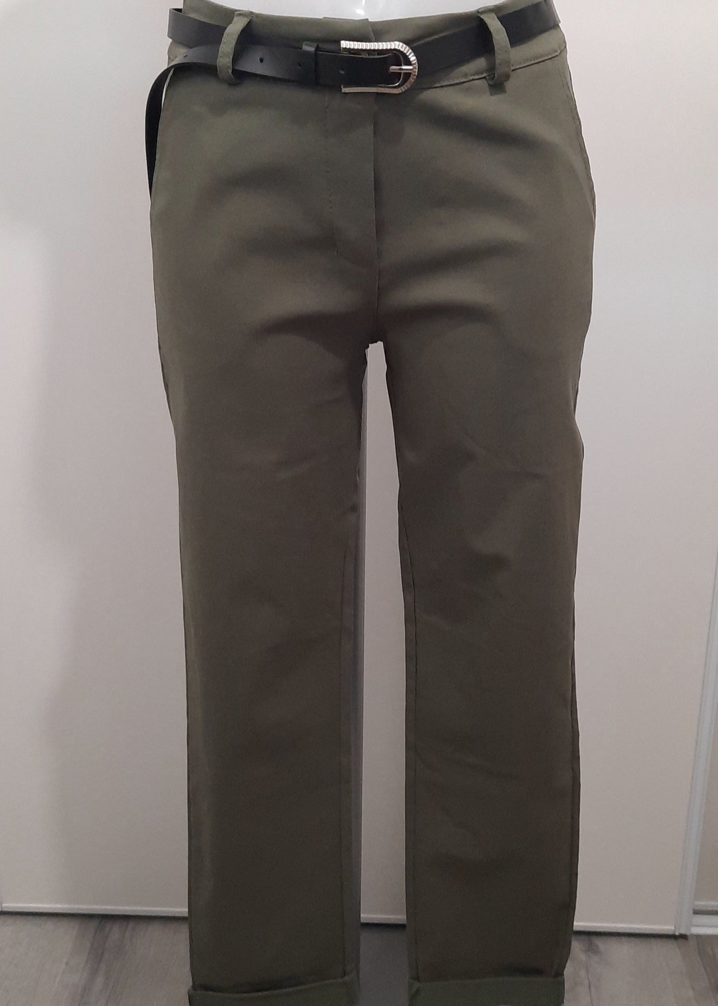 Pantalon kaki droit pour femme, ceinture noire à boucle argentée, coupe élégante avec revers en bas de jambe. Parfait pour un look chic et moderne, idéal au bureau ou en soirée.