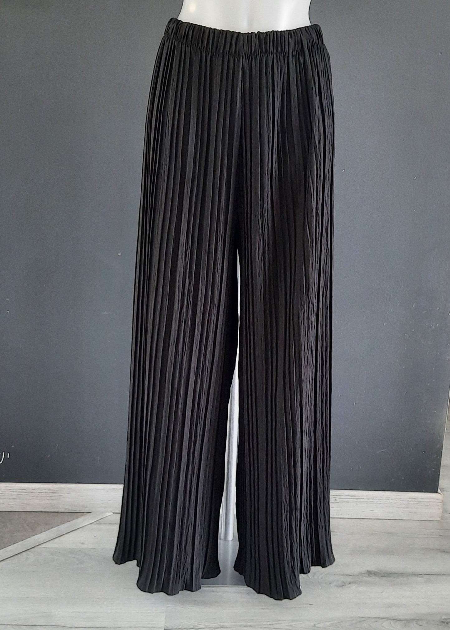 Pantalon large noir pour femme, coupe fluide avec plis verticaux et taille élastiquée, style chic et décontracté, disponible chez Timalya.