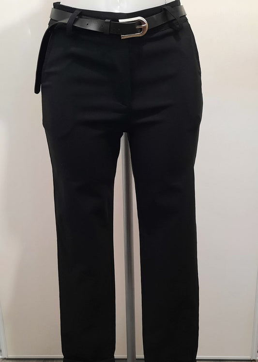 Pantalon noir droit pour femme, ceinture noire à boucle argentée, coupe élégante avec revers en bas de jambe. Parfait pour un look chic et moderne, idéal au bureau ou en soirée.