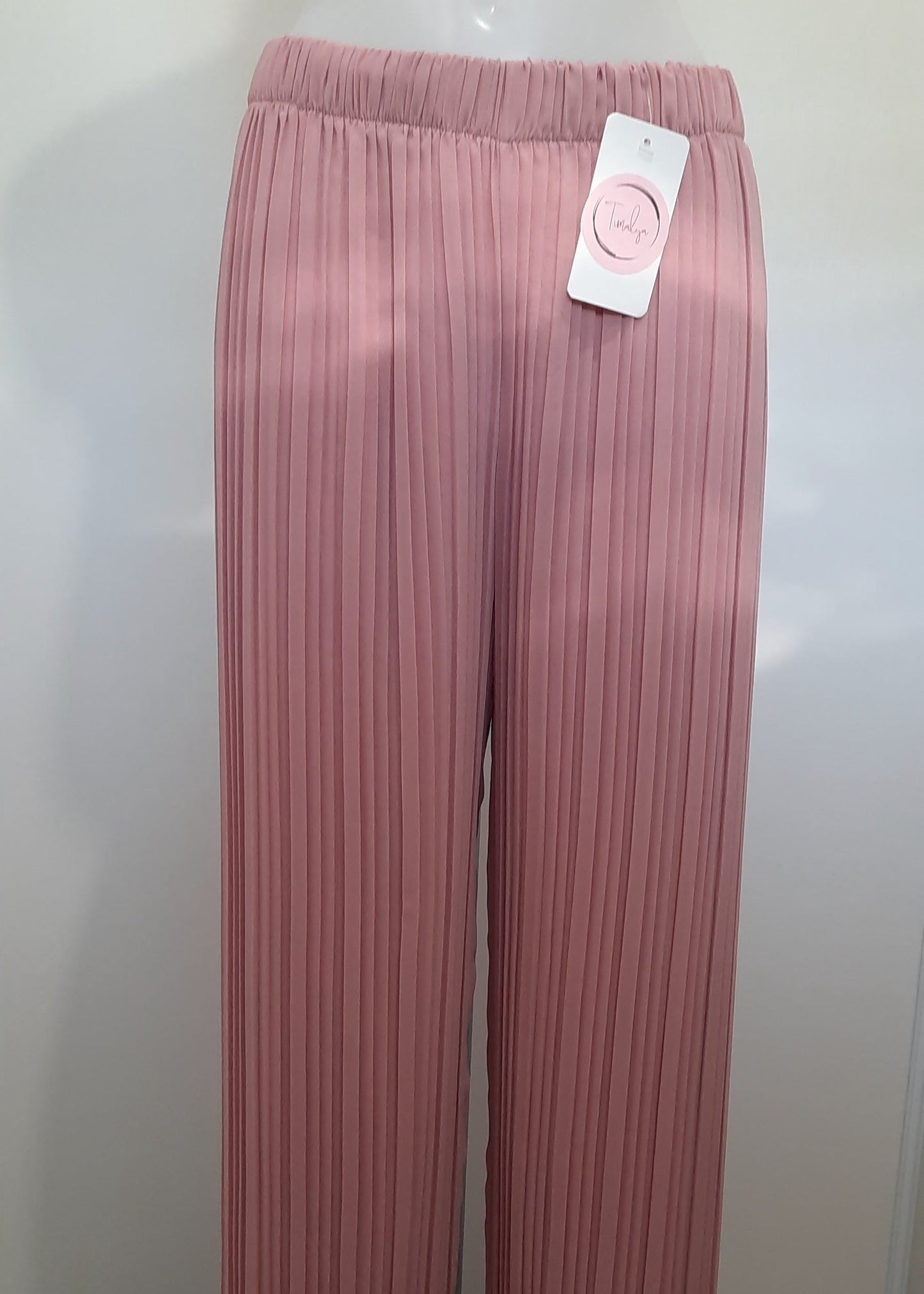 Pantalon plissé rose poudré pour femme, coupe large et fluide avec taille élastiquée. Style élégant et aérien, idéal pour un look chic et confortable.