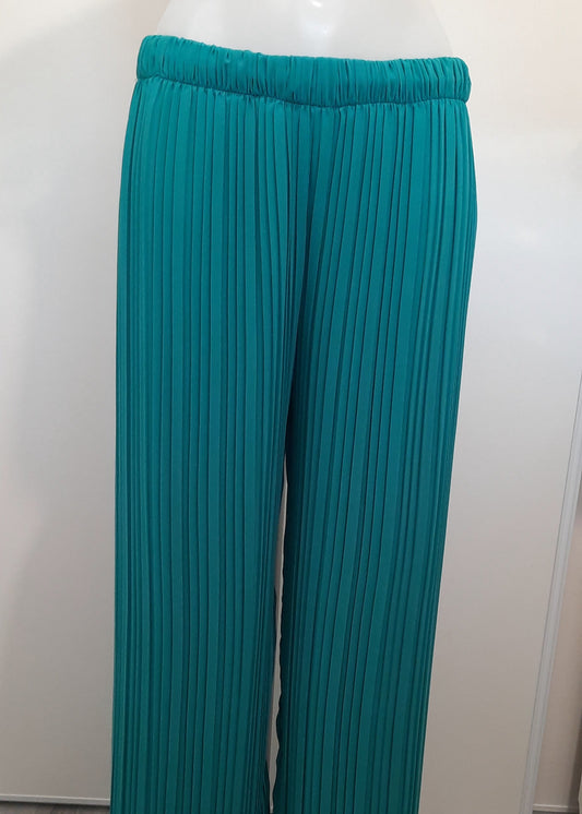 Pantalon plissé turquoise pour femme, coupe large et fluide avec taille élastiquée. Style élégant et aérien, idéal pour un look chic et confortable.
