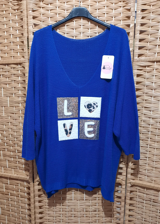 Pull bleu grande taille pour femme, col V, manches longues, avec motif LOVE en paillettes et imprimé léopard sur fond tricoté, style décontracté chic.