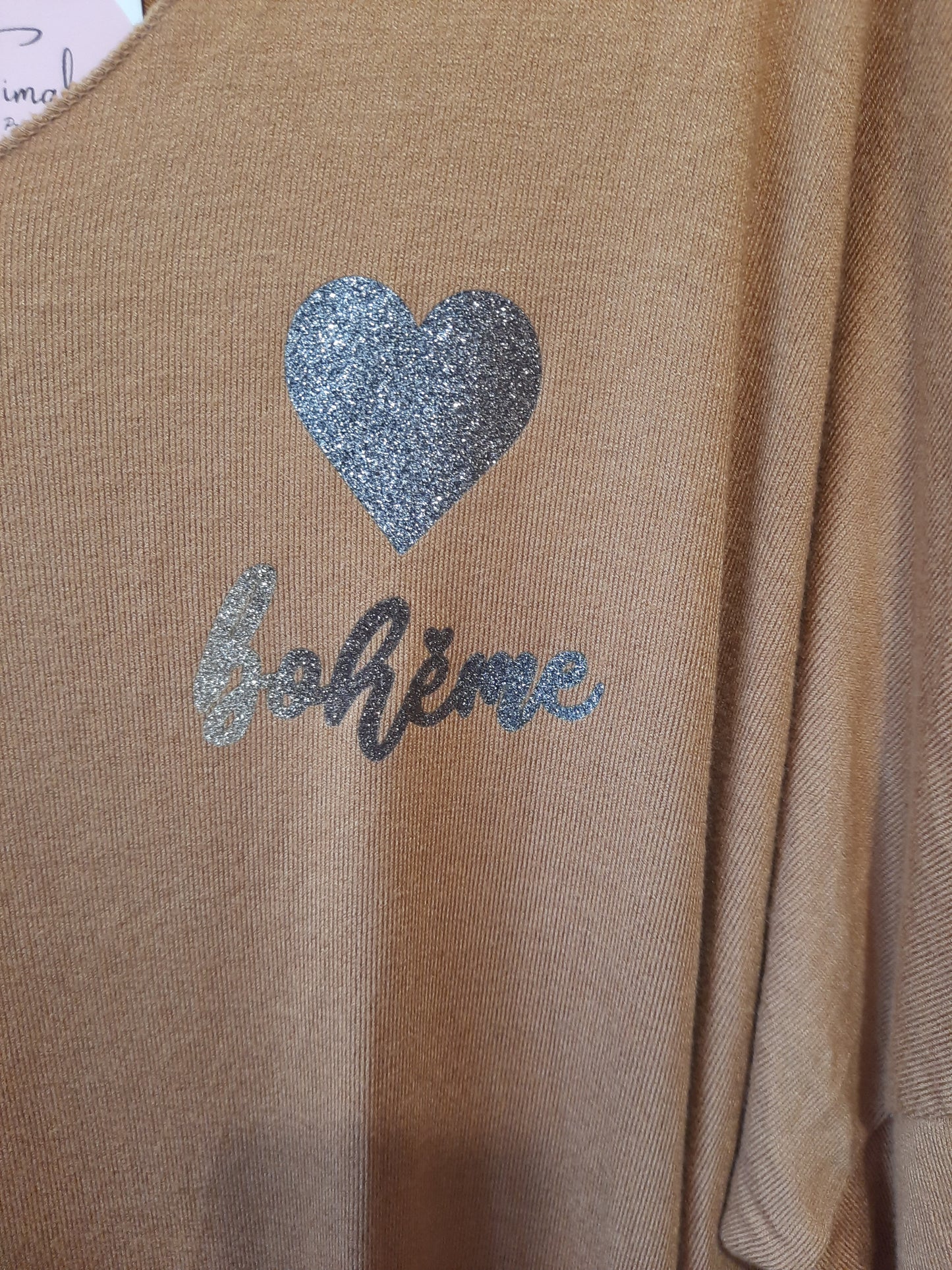Pull camel grande taille 44 à 50 pour femme, motif "Bohème" avec cœur pailleté doré, col V, manches longues retroussables. Style chic et confortable.