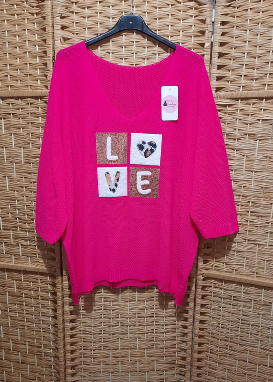 Pull oversize fuchsia pour femme grande taille 44 à 50, inscription LOVE en sequins sur le devant. Maille douce col V, coupe confortable et tendance.