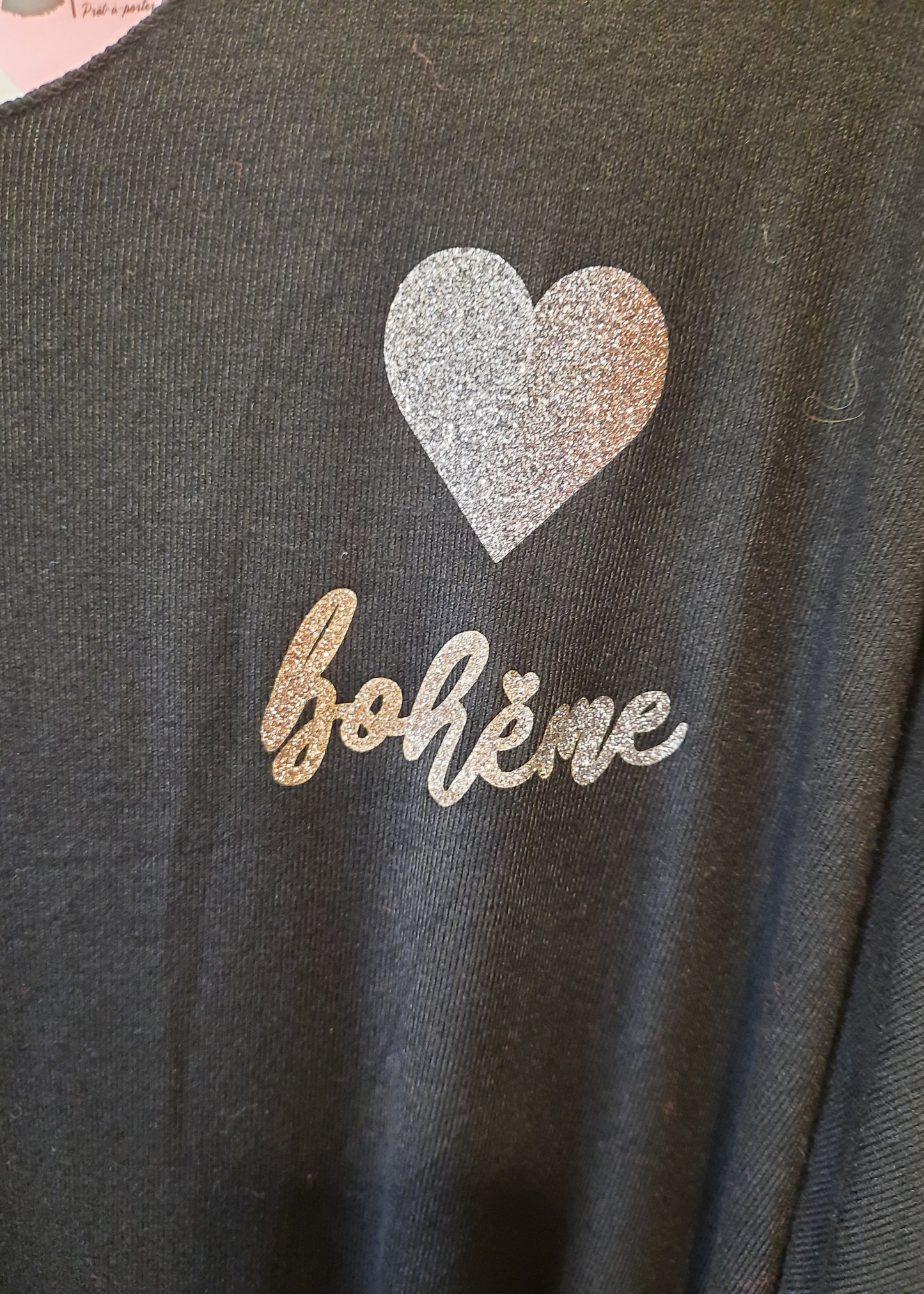 Pull noir grande taille 44 à 50 pour femme, motif "Bohème" avec cœur pailleté argenté, col V, manches longues retroussables. Style chic et confortable.