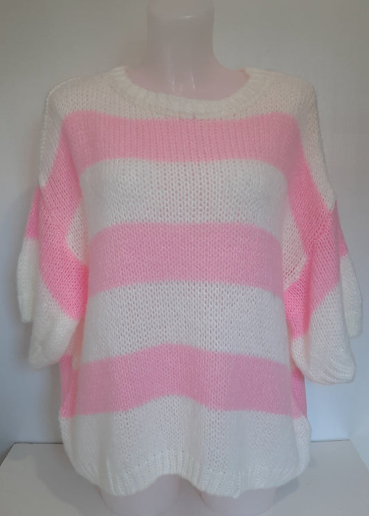 Pull oversize à manches courtes en maille tricotée, rayé rose et blanc. Coupe loose pour un look fun, vitaminé et confortable.
