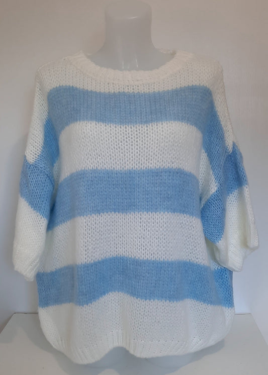 Pull oversize à manches courtes en maille tricotée, rayé bleu et blanc. Coupe loose pour un look fun, vitaminé et confortable.
