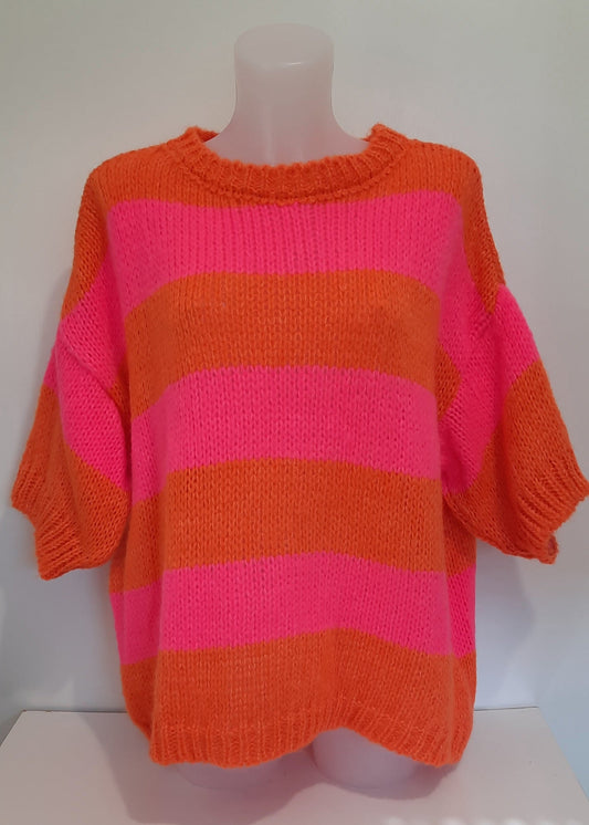 Pull oversize à manches courtes en maille tricotée, rayé orange et rose fuchsia. Coupe loose pour un look fun, vitaminé et confortable.