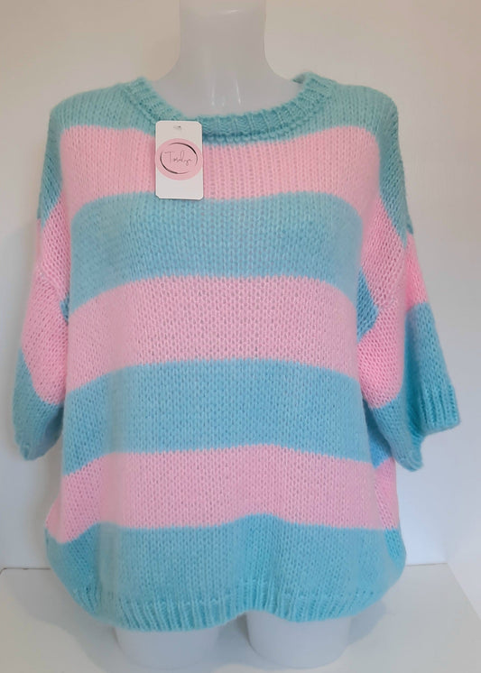 Pull oversize à manches courtes en maille tricotée, rayé vert d'eau et rose . Coupe loose pour un look fun, vitaminé et confortable.