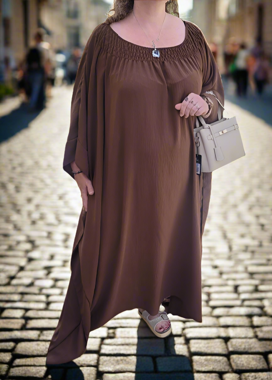 Robe grande taille chocolat pour femme, coupe ample et fluide, col froncé arrondi, manches amples, tissu extensible en viscose, taille 44 à 58, fabriquée en Italie.