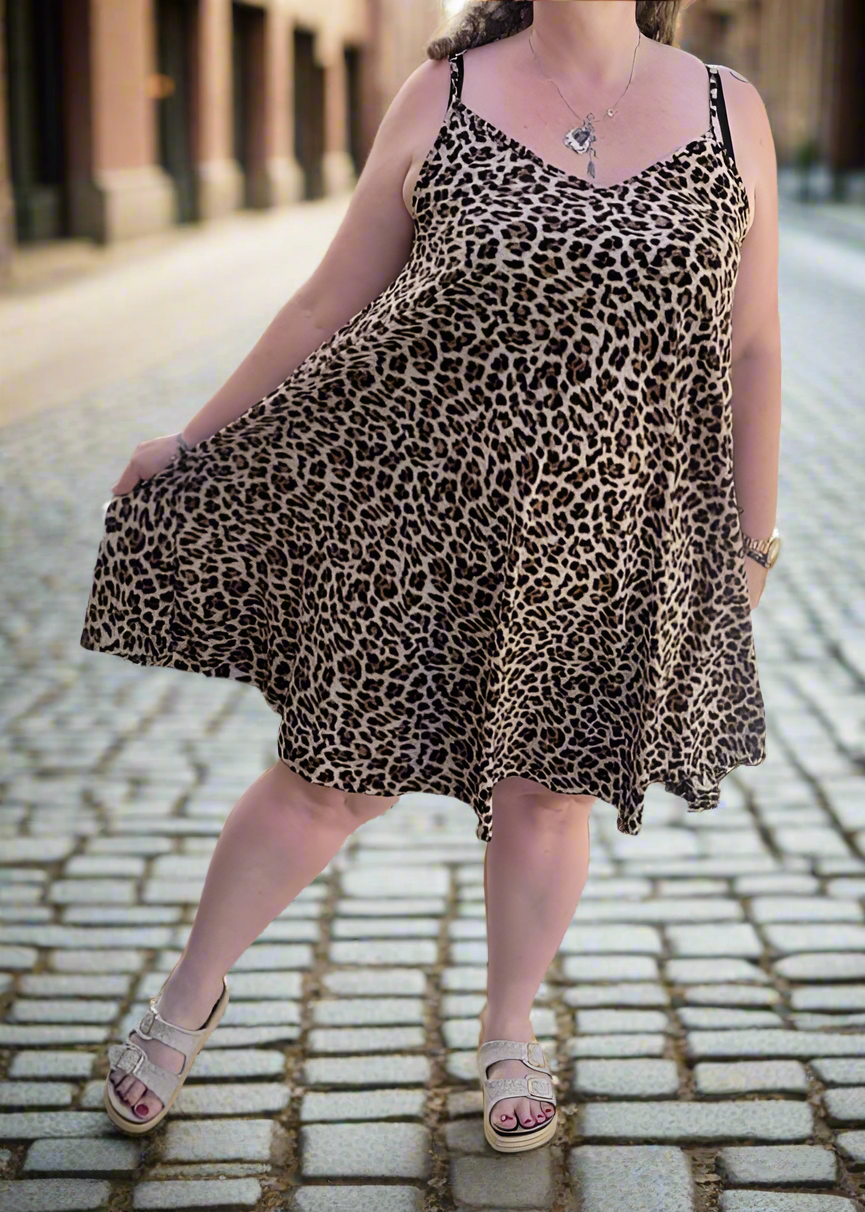Robe grande taille pour femme à motif léopard marron, coupe ample et fluide, fines bretelles, tissu doux et extensible, taille unique 44 à 50, fabriquée en Italie.