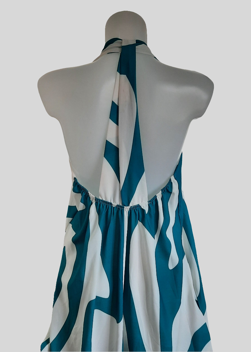 Robe longue dos-nu verte à col halter pour femme, coupe fluide avec imprimé graphique et poches, idéale pour l’été – Timalya.
