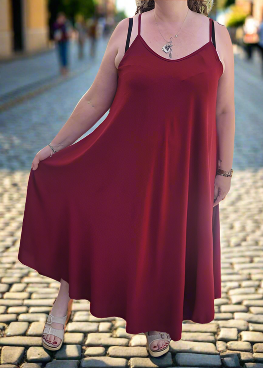 Robe longue grande taille femme, couleur bordeaux, coupe fluide et ample, fines bretelles, tissu léger en viscose et polyester, taille 38 à 56, fabriquée en Italie.