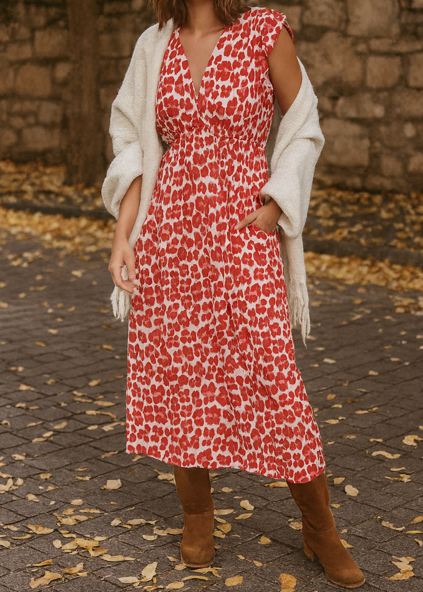 Robe rouge et rose fluide avec imprimé léopard, manches à volants et décolleté dos noué, coupe mi-longue et estivale – Timalya.