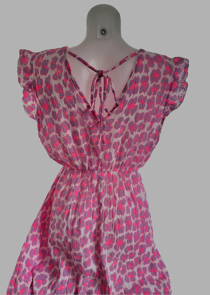 Robe violette et rose à imprimé léopard pour femme, coupe fluide mi-longue avec décolleté et lien dos, idéale pour un été plein de style – Timalya.