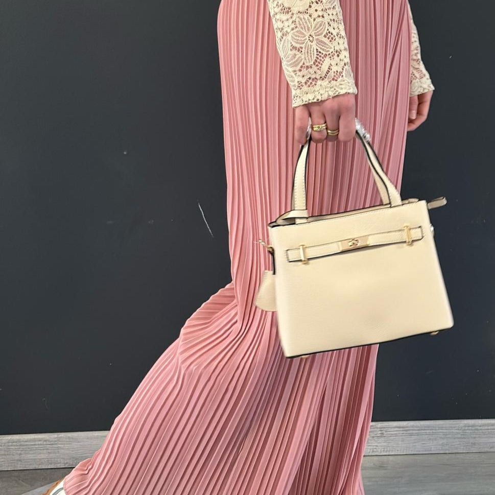 Sac à main femme couleur beige Gallantry, avec ceinture décorative dorée, anses rigides, bandoulière réglable, format structuré en simili cuir – Timalya.