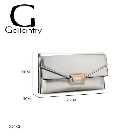 Sac à main Gallantry argenté au format enveloppe, avec boucle dorée décorative, bandoulière amovible et fermeture à rabat, style chic et structuré pour femme