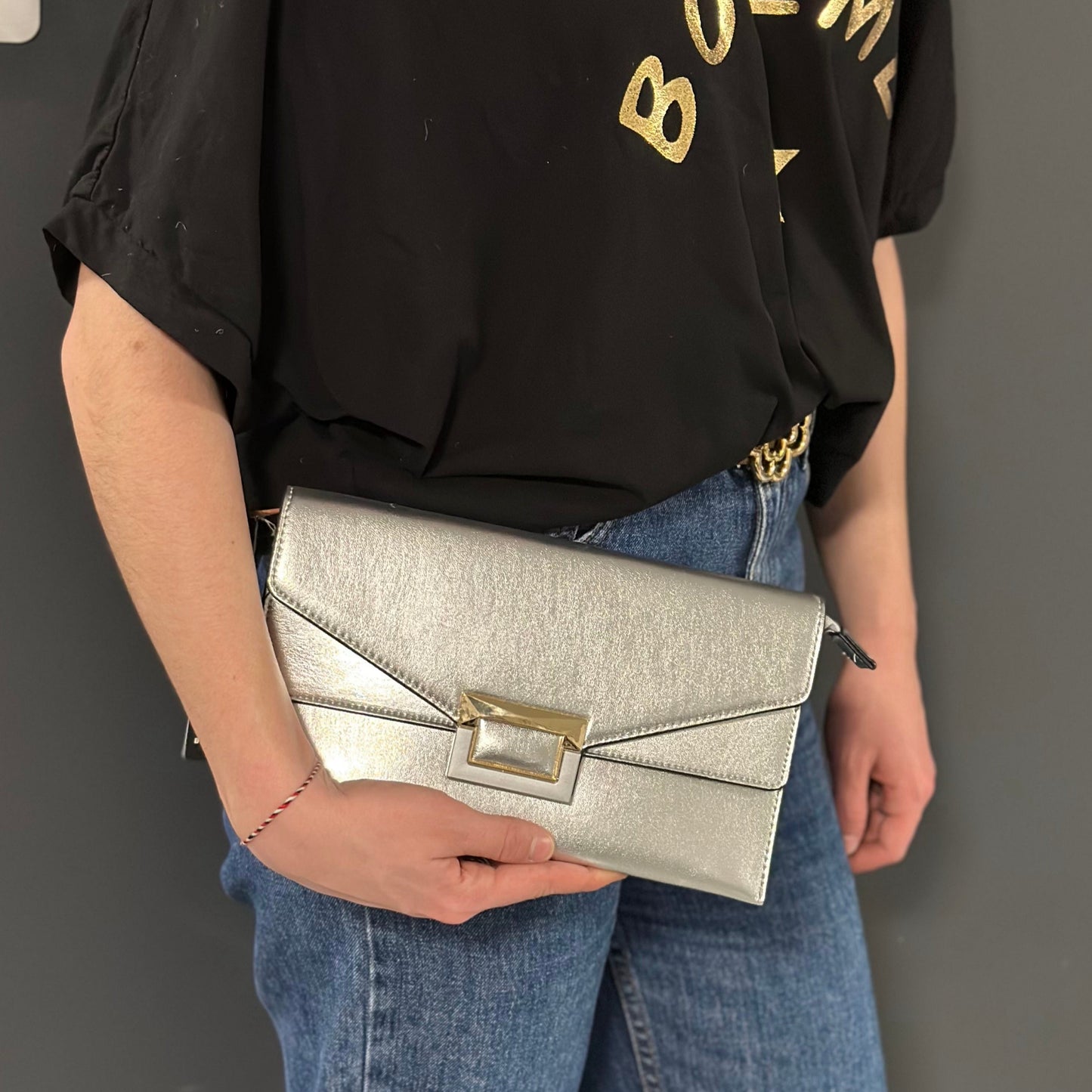 Sac à main Gallantry argenté au format enveloppe, avec boucle dorée décorative, bandoulière amovible et fermeture à rabat, style chic et structuré pour femme