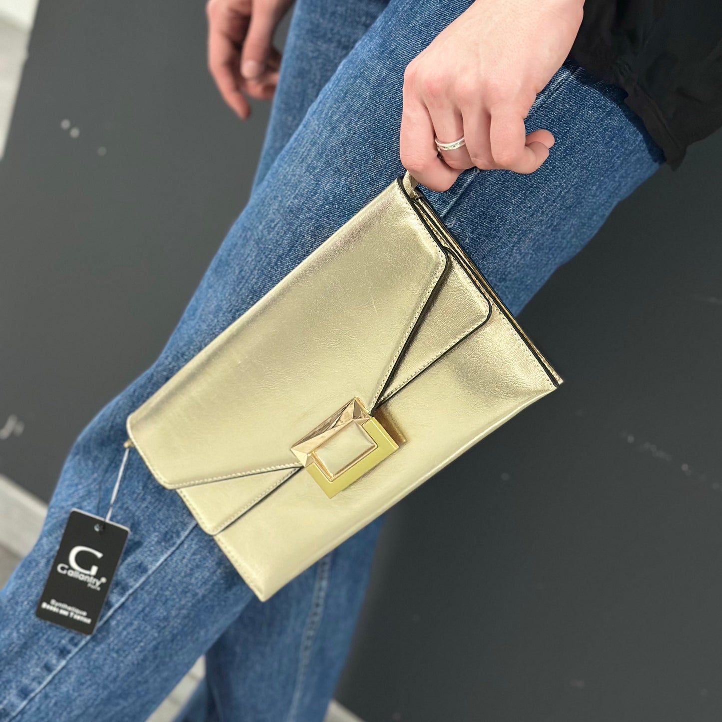 Sac à main Gallantry doré au format enveloppe, avec boucle dorée décorative, bandoulière amovible et fermeture à rabat, style chic et structuré pour femme