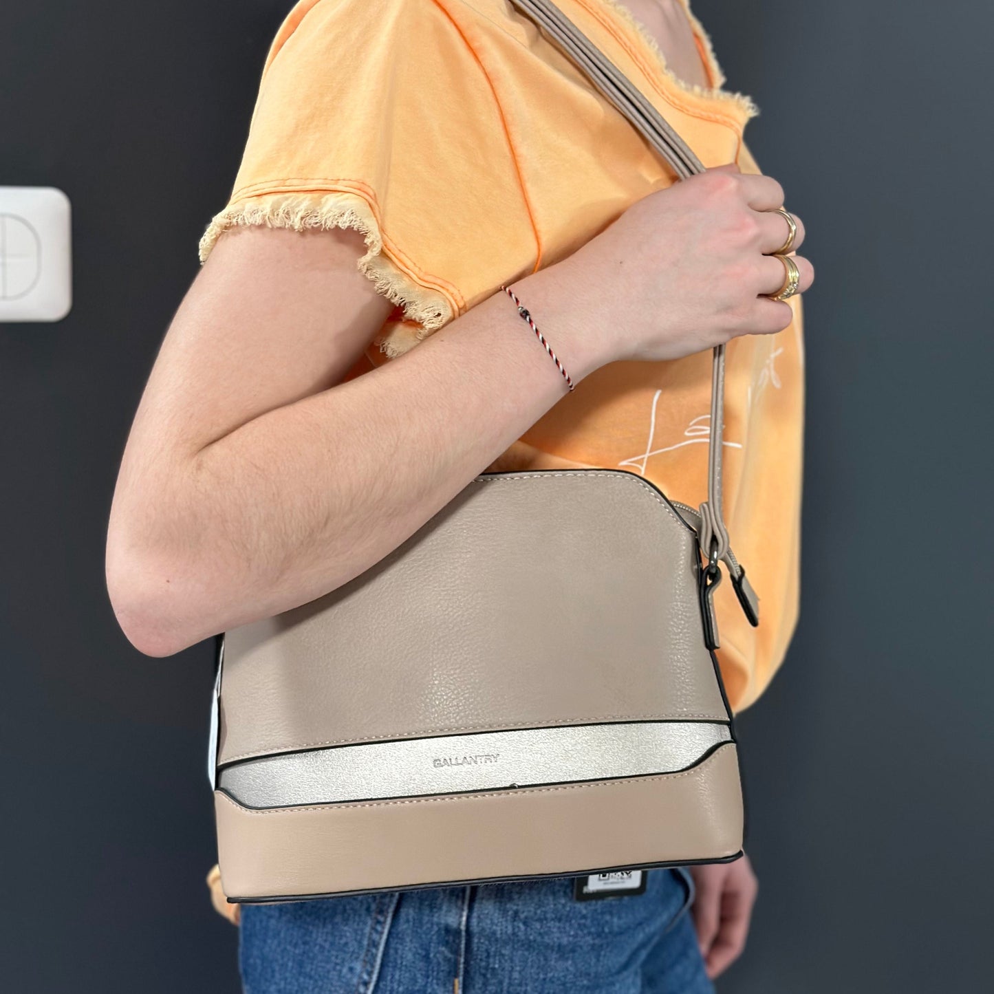 Sac à main bandoulière taupe pour femme de la marque Gallantry, avec bande argentée, fermeture zippée, bandoulière réglable et design élégant – Timalya