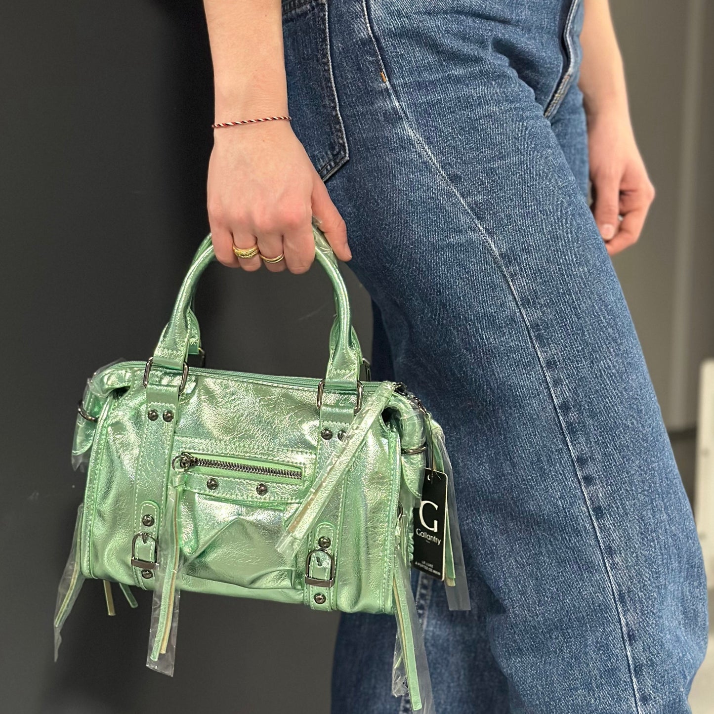 Sac à main femme vert métallisé Gallantry petit format avec anses rigides, bandoulière réglable, poches zippées, détails boucles et lanières – Style élégant et chic – Timalya.
