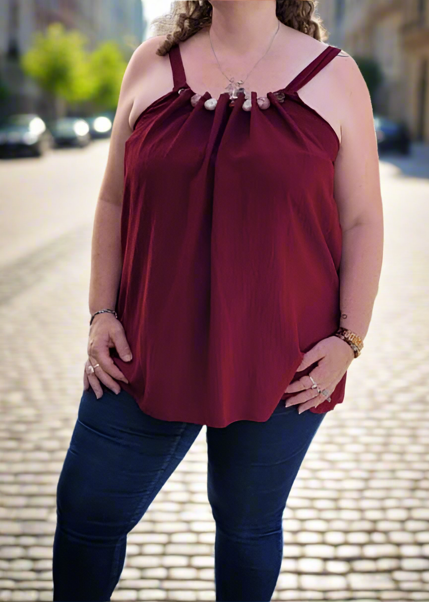 Top grande taille pour femme en tissu fluide bordeaux avec bretelles larges et perles fantaisie multicolores sur l'encolure, taille 44 à 50, fabriqué en Italie.